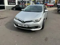 Usado Toyota Auris 116 HP (85 kW) 2016 Prateado Citadino