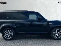 Usado Land Rover Defender SE Dynamic 404 HP (297 kW) 2024 Preto SUV