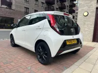 Begagnad Toyota Aygo X-play 72 HK (52 kW) 2019 Vit Halvkombi