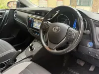 Used Toyota Auris Hybrid Business Edition 136 HP (100 kW) 2016 White Hatchback