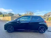 Begagnad Peugeot 208 2017 Svart Halvkombi