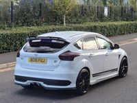 Używany Ford Focus ST 280 KM (205 kW) 2016 Biały Hatchback