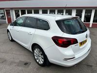 Used Vauxhall Astra S 165 HP (121 kW) 2013 White Estate