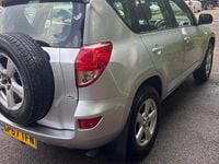 Usado Toyota RAV4 134 HP (98 kW) 2007 Prateado Carrinha