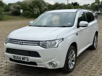 Używany Mitsubishi Outlander P-HEV 200 KM (147 kW) 2014 Biały SUV