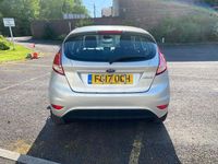 Usado Ford Fiesta Zetec 82 HP (60 kW) 2017 Prateado Citadino