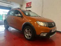 Usado Dacia Sandero Stepway 90 CV (66 kW) 2017 Naranja Utilitario