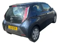 Usado Toyota Aygo X-play 68 CV (50 kW) 2016 Azul Utilitario