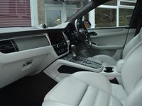 Used Porsche Macan Turbo 440 HP (323 kW) 2019 Blue SUV