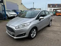 Usado Ford Fiesta Zetec 75 CV (55 kW) 2015 Plateado Utilitario