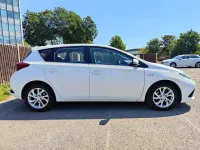 Used Toyota Auris Hybrid Business Edition 136 HP (100 kW) 2017 White Hatchback