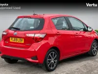 Used Toyota Yaris Hybrid 101 HP (74 kW) 2019 Red Hatchback