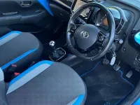 Usado Toyota Aygo X-cite 69 CV (50 kW) 2015 Azul Utilitario