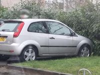 Usado Ford Fiesta 2004 Plateado Utilitario