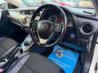 Used Toyota Auris Hybrid 136 HP (100 kW) 2014 White Estate