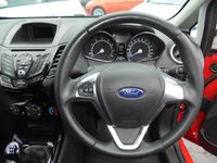 Usado Ford Fiesta Zetec 82 HP (60 kW) 2017 Vermelho Citadino