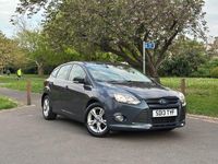 Usado Ford Focus Zetec 2013 Cinzento Citadino