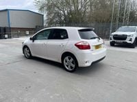 Used Toyota Auris SR 132 HP (97 kW) 2011 White Hatchback