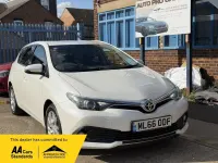Used Toyota Auris 116 HP (85 kW) 2016 White Hatchback