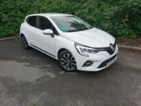 Used Renault Clio Iconic 100 HP (73 kW) 2020 White Hatchback