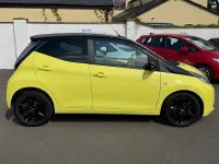 Usado Toyota Aygo X-cite 69 HP (50 kW) 2016 Amarelo Citadino