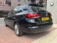 Usado Vauxhall Astra Elite 150 CV (110 kW) 2016 Negro Familiar