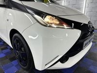 Begagnad Toyota Aygo X-play 2016 Vit Halvkombi