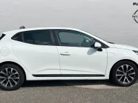 Used Renault Clio Iconic 140 HP (102 kW) 2022 White Hatchback