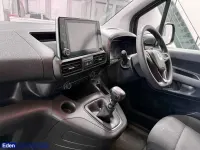 Begagnad Vauxhall Combo S 100 HK (73 kW) 2023 Vit Minibuss