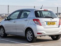 Used Toyota Yaris Hybrid 101 HP (74 kW) 2016 Silver Hatchback
