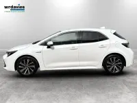 Begagnad Toyota Corolla Design 122 HK (89 kW) 2021 Vit Halvkombi