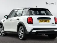 Begagnad Mini Cooper Exclusive 134 HK (98 kW) 2023 Vit Halvkombi