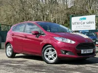 Usado Ford Fiesta Zetec 82 HP (60 kW) 2013 Vermelho Citadino