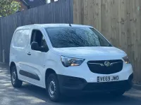 Second-hand Vauxhall Combo Edition 100 CP (73 kW) 2019 Alb Monovolum