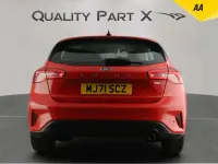 Begagnad Ford Focus Zetec 2021 Röd Halvkombi