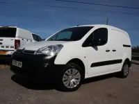 Używany Citroën Berlingo 100 kW (136 KM) 2020 Biały Minivan