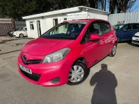 Usado Toyota Vitz 2013 Rosa Utilitario