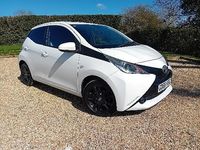 Begagnad Toyota Aygo X-play 69 HK (50 kW) 2017 Vit Halvkombi
