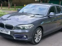 Usado BMW 118 Sport Line 150 CV (110 kW) 2017 Gris Utilitario