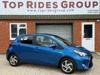 Used Toyota Yaris 100 HP (73 kW) 2015 Blue Hatchback