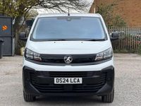 Second-hand Vauxhall Vivaro 150 CP (110 kW) 2024 Alb Monovolum