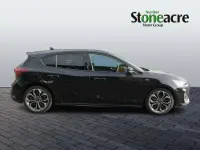 Begagnad Ford Focus ST-Line 120 HK (88 kW) 2022 Svart Halvkombi