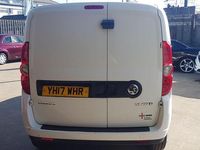 Begagnad Vauxhall Combo Sportive 105 HK (77 kW) 2017 Vit Minibuss