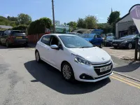 Used Peugeot 208 Allure 100 HP (73 kW) 2017 White Hatchback