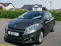 Used Peugeot 208 Signature Sky 82 HP (60 kW) 2018 Grey Hatchback