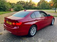 Begagnad BMW 320 Executive 184 HK (135 kW) 2012 Röd Sedan