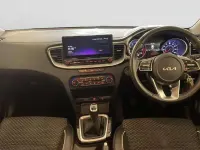 Usado Kia Ceed 160 HP (117 kW) 2023 Vermelho Citadino