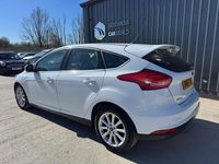 Begagnad Ford Focus Titanium 120 HK (88 kW) 2016 Vit Halvkombi