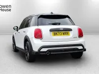 Begagnad Mini Cooper Exclusive 136 HK (100 kW) 2023 Vit Halvkombi
