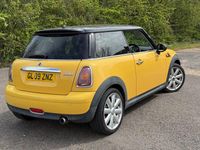Begagnad Mini Cooper Hatch 2009 Gul Halvkombi